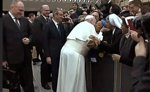PostTurkiye's tweet photo. Papa Francis, bir rahibenin öpücük istemesi üzerine ısırmama sözü alarak rahibenin istediğini yerine getirdi https://t.co/7NyXVzMVpg
