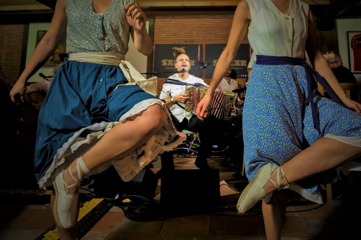 -¡ESTE VIERNES DAMOS EL COMIENZO A LA TEMPORADA DE SIDRA DE LA MANO DE LA SIDRERÍA SAIZAR! #TXOTX!

-OSTIRAL HONETAN HASIERA EMANGO DIOGU SAGARDO DENBORALDIARI SAIZAR SAGARDOTEGIAREN ESKUTIK!
<a href="/SaizarSidreria/">Sidreria Saizar Sagardotegia</a> <a href="/JulianIantzi1/">Julian iantzi. ジュリアン 🐦😃</a> #KORRONTZI2020 @EHtrikitixae <a href="/MIE_Elkartea/">MIE Elkartea</a> <a href="/musikabulegoa/">Musika Bulegoa</a>