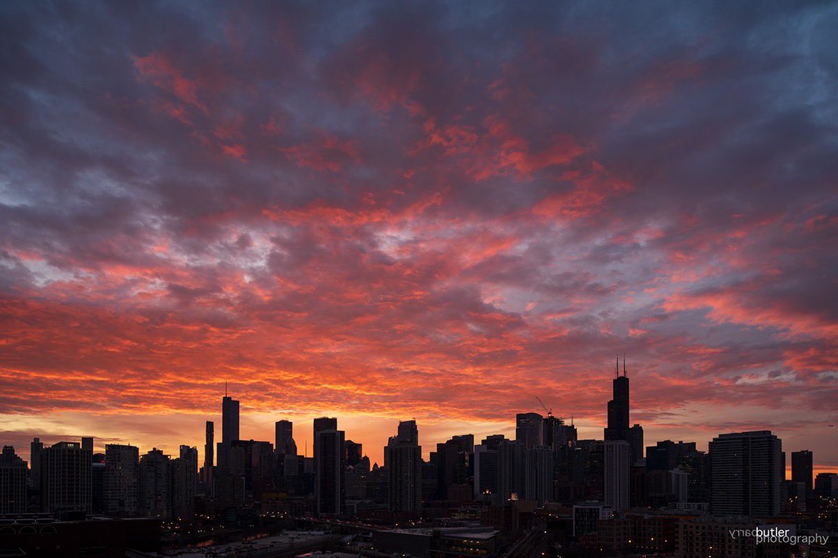 barrybutler9's tweet photo. Fire in the Sky.  Thursday's Chicago Sunrise. #weather #news #ilwx #chicago https://t.co/iWpzkFWrxq