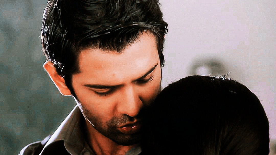 Khushi sobbed, resting her head on Arnav's shoulder, the place that provided her the comfort she needed  #SanayaIrani  #BarunSobti  #IPKKND  #IPKKNDRewind