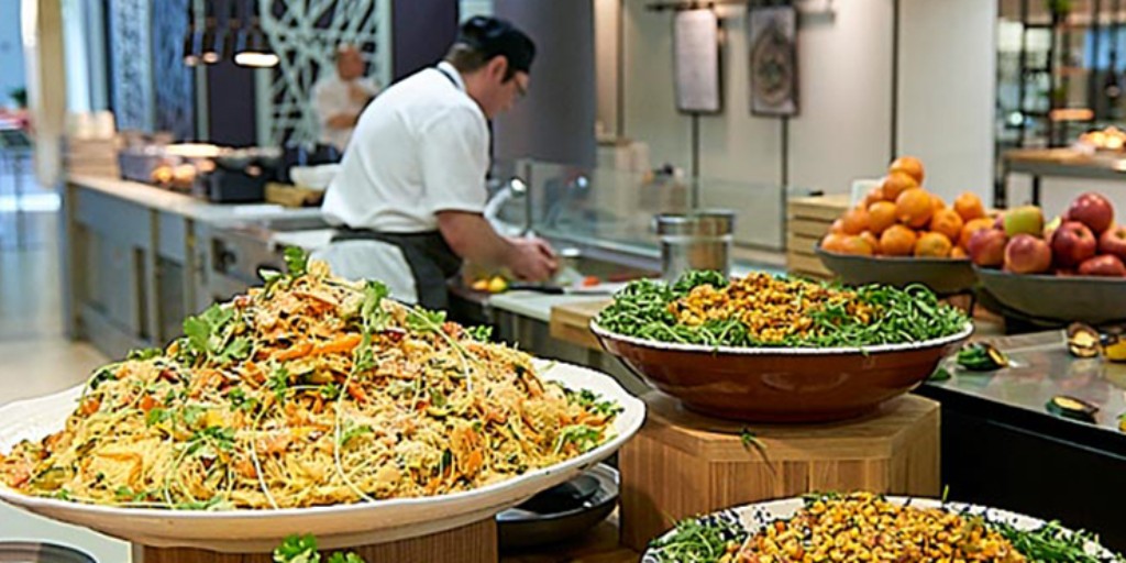 SodexoUK_IRE's tweet photo. 💭 As customer behaviours change, leading businesses are adapting workplace food services to meet their needs. #Veganuary: Going plant-based in the workplace 👉 https://t.co/uw8I5ukqgH #WorkReimagined https://t.co/MI5FC6wLuL