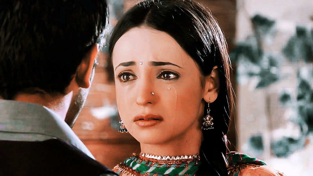 Khushi sobbed, resting her head on Arnav's shoulder, the place that provided her the comfort she needed  #SanayaIrani  #BarunSobti  #IPKKND  #IPKKNDRewind