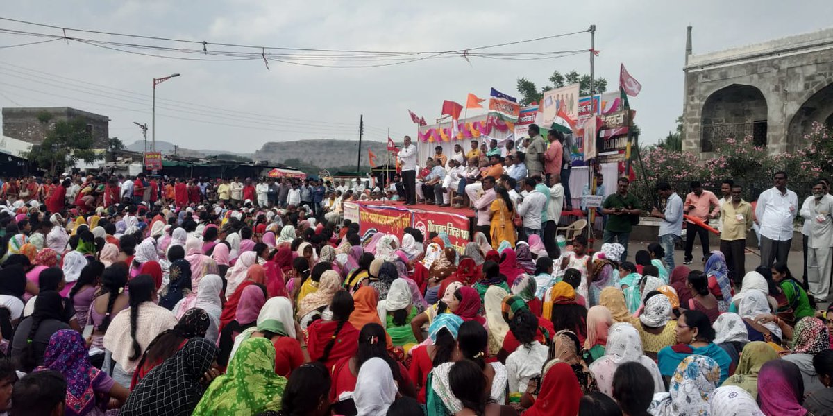 ituc's tweet photo. #India 🇮🇳 : biggest ever #strike yesterday with 250 million workers joining the streets to protest against #Modi government’s economic policies.
👉https://t.co/hvMch9UgAt #8JanStrike #Zindabad #SolidatiryWorkers @INTUCnational @IndustriALL_GU https://t.co/BwF6M2tepx