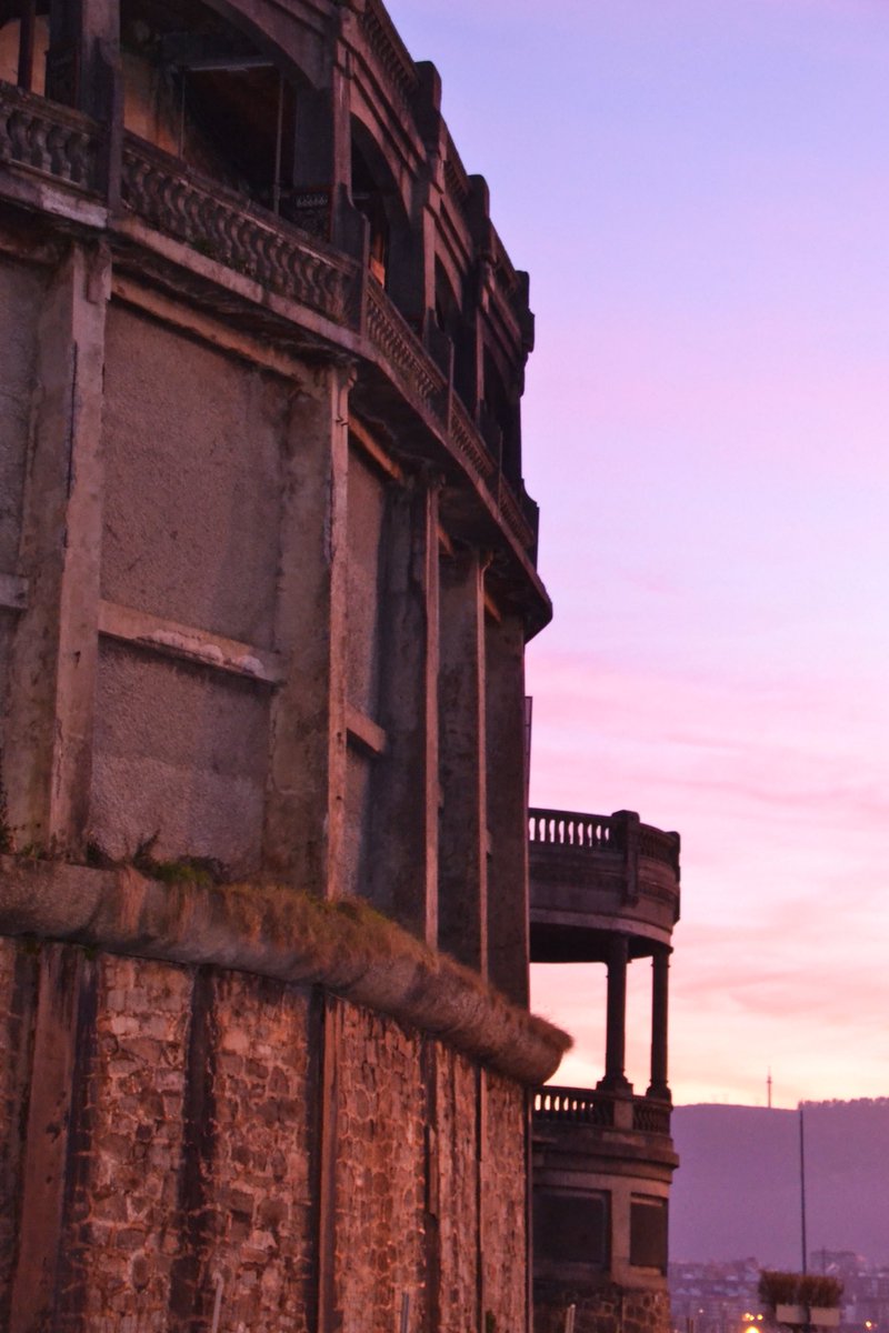 EskolaPolaris's tweet photo. ¿Conoces las Galerías de #PuntaBegoña ?
Sin duda es una de las visitas obligadas si vienes a #Getxo.
Cuando subas tendrás una vista inmejorable del Abra.
Nosotros ya las hemos visto
Y tu ¿ya las has visitado?
.
#instantes #de #getxo #vivelos #con #polariseskola
#basquexperience https://t.co/3I8kCc0LJk