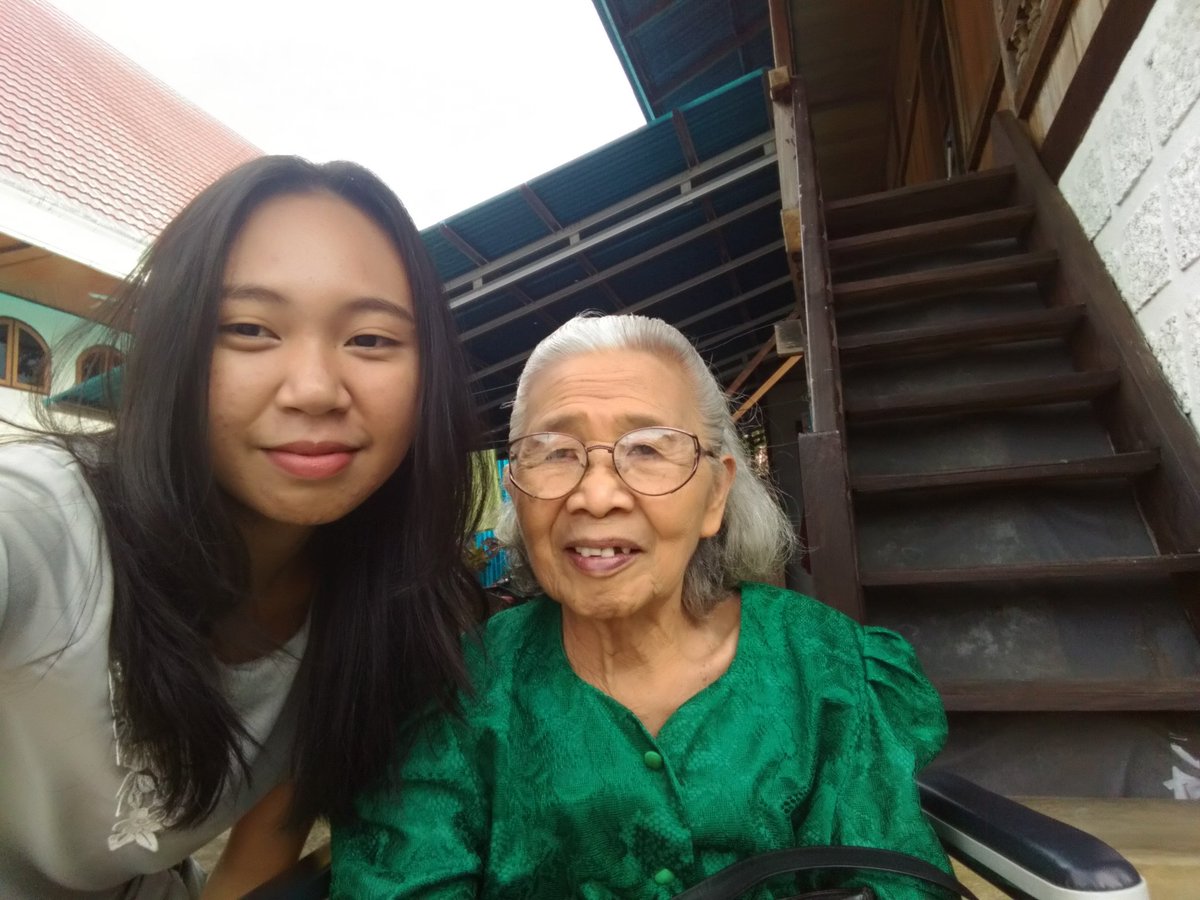 rjibrina's tweet photo. Precious moment with my grandparents 💝😘 https://t.co/mAa7NvcRwQ