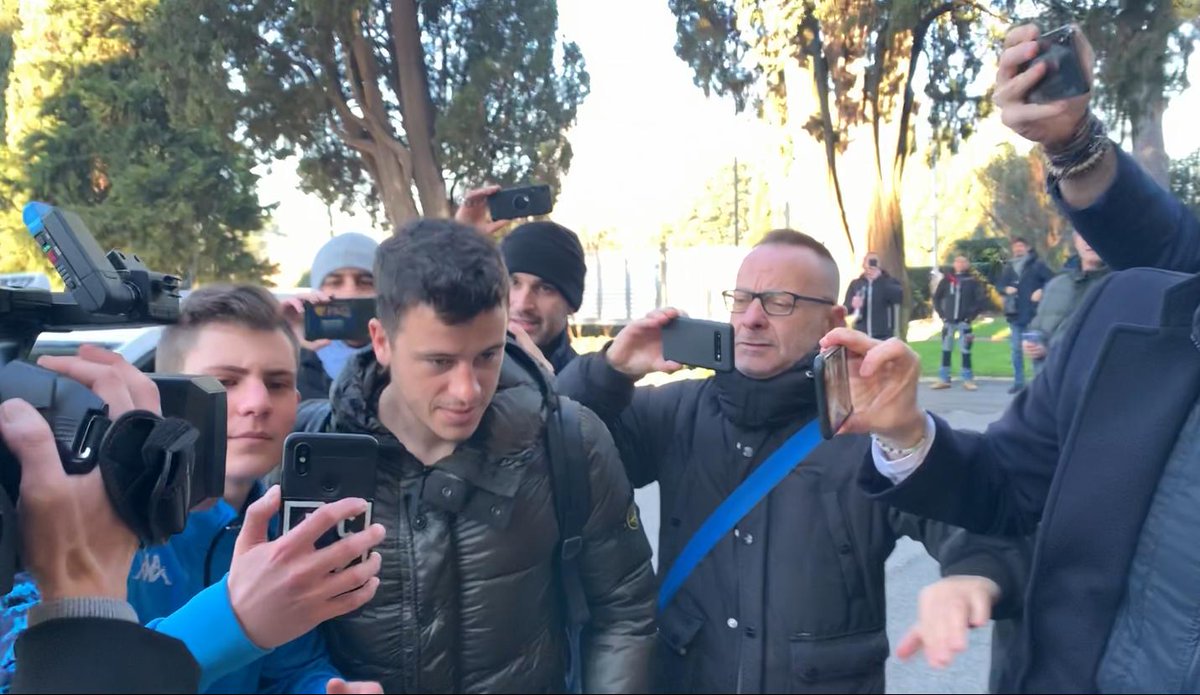 LeBombeDiVlad's tweet photo. 🔊🔵 #Napoli - Diego #Demme è appena arrivato a #VillaStuart per sostenere le visite mediche 👇

Foto via @DiMarzio

#LBDV #LeBombeDiVlad #Calciomercato https://t.co/rzwk6nhAKq