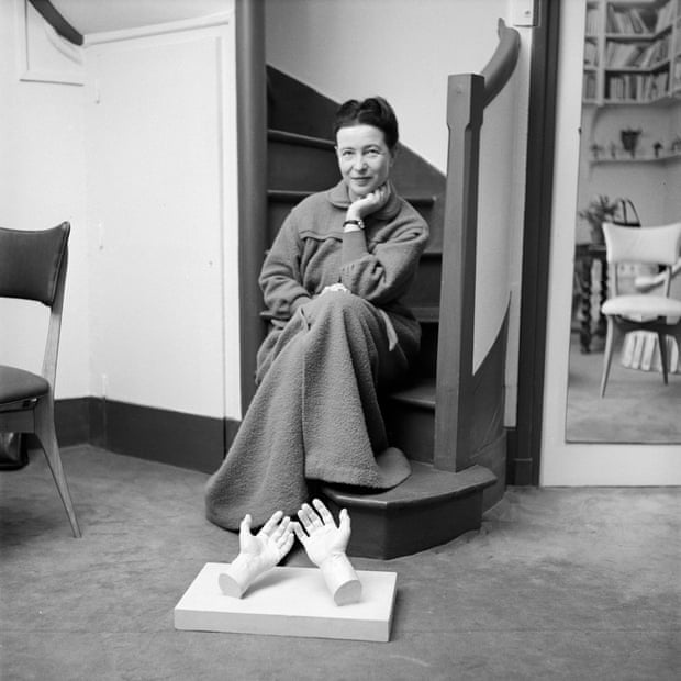 philosofemme's tweet image. Happy birthday to Simone de Beauvoir, born #onthisday in 1908, who liked to write at home in her dressing gown.

For those of you who enjoy a caption competition, you may like to know that this portrait was taken in 1957 and the sculpture on the floor is of Sartre&apos;s hands...
