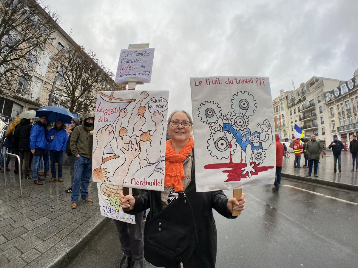 « Motivés, motivés », le cortège de manifestants prend son départ contre la réforme des retraites places d’Armes à #Douai cc #Vdndouai