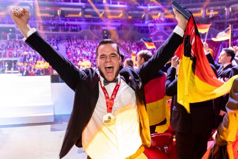 mint_ec's tweet photo. Deutschlands beste junge Software-Entwickler*innen werden gesucht! Jetzt bei der Deutschen Meisterschaft im Programmieren teilnehmen und für das Nationalteam qualifizieren. Die nächste WM findet 2021 in Shanghai statt. https://t.co/dn3AhfHG5P #WorldSkills https://t.co/xzbgP0rz6f