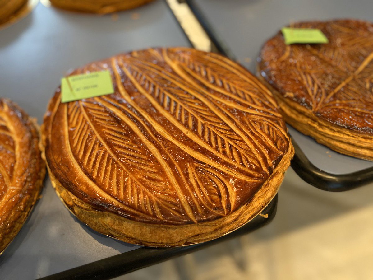 Yukiko Omori على تويتر ガレットデロワの表面の模様は それぞれ意味がある 半円模様は太陽 葉っぱは勝利を表すローリエ 長い線と葉は麦穂と 自然の恵みや 日々の営みにに感謝を示すものが伝統的