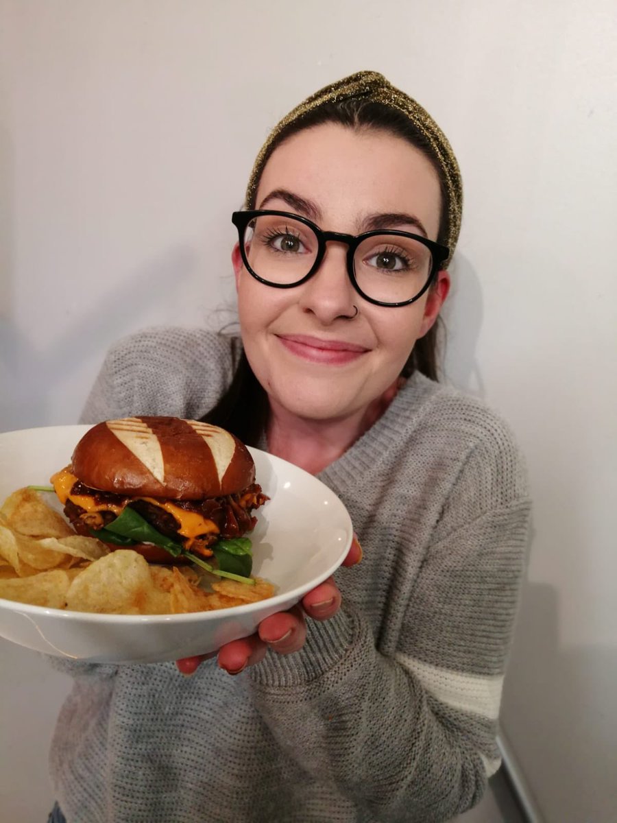 FunkyMonkeyCC's tweet photo. @pepinodeli I’m on my way to collect #veganburgers &amp; #veganbacon 😆😆😆 until I’m back, we have #falafel &amp; #homemade #bbqpulledjackfruit burgers! @hetmoore ❤️ this pic thanks @kait_gc for this AWSOME snap ❤️ https://t.co/zlcU7b0EzP