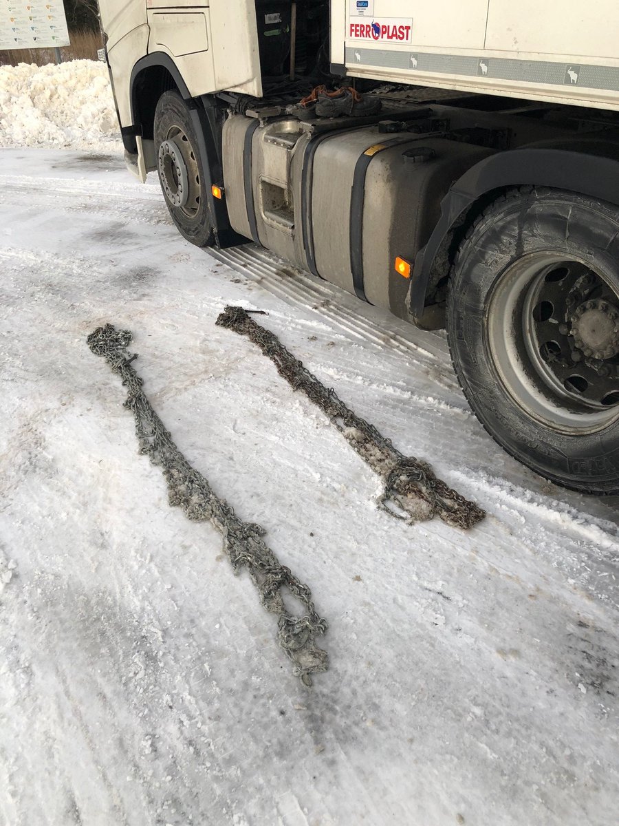 Vi har fokus på dekk og kjettinger på alle våre kontroller på tunge kjøretøy i Trøndelag. De fleste har det i orden, men noen får gebyr for mønsterdybde, manglende vinterdekk, eller manglende kjettinger. #trafikksikkerhet