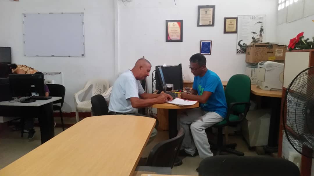 vargassunacoop's tweet photo. En La Guaira continuamos atendiendo al Movimiento Cooperativo, dándole asesoría legal, contable y educativa, para que puedan consolidar y sacar adelante a tan importante sector económico, porque estamos convencidos que #EnCooperativaLogramosMas Feliz Año 2020 @NicolasMaduro https://t.co/mGUlSbEoXq