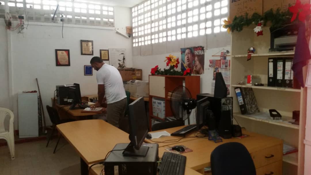 vargassunacoop's tweet photo. En La Guaira continuamos atendiendo al Movimiento Cooperativo, dándole asesoría legal, contable y educativa, para que puedan consolidar y sacar adelante a tan importante sector económico, porque estamos convencidos que #EnCooperativaLogramosMas Feliz Año 2020 @NicolasMaduro https://t.co/mGUlSbEoXq