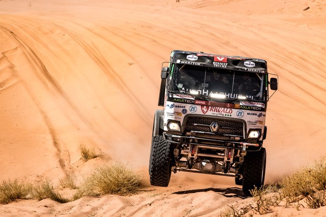 RenaultTrucksEs's tweet photo. Orgullosos de formar parte de la competición más dura: @dakar en la 42ª edición en Arabia Saudí con @MKRtechnology con estos 4 vehículos: 
👉Renault Sherpa @MammoetRally 
👉2 K520 con @riwalddakar y #FiremenDakarTeam 
👉 #RenaultTrucks C460 Hybrid Edition 🙌@WeversSportDaka 🏁👊 https://t.co/zlfBq11kBa