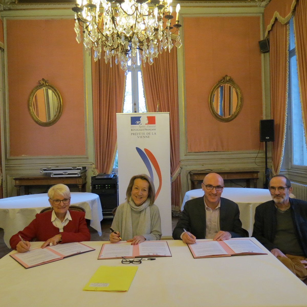 Isabelle DILHAC, madame Annie LAGRANGE et l’Office public de l’habitat EKIDOM, ont signé ce jour un contrat innovant, en présence de madame Laurence CARVAL, sous préfète de Montmorillon.