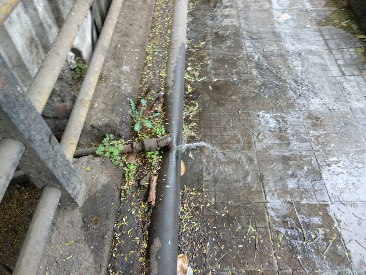 MayureshDate's tweet image. There is water leakage on mhatre bridge in erandwane next to reliance mall near public toilet .please do the needful @PMCPune #PMC #Pune #puneissues