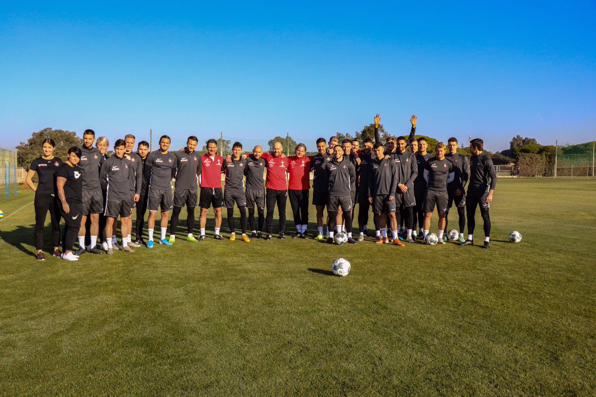 FCErzgebirgeAue's tweet photo. Das Training beginnt mit einem Gruß an Fabian #Kalig, der heute operiert wird. Wir sind bei dir Foxer! 💪🏻⚒ 🇪🇸#AueinSpanien https://t.co/to3w6mtt31