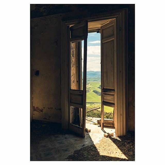 Paesaggi senza ringhiera.
.
T 1/8000 - F 2.0 - ISO 200 - 35mm, 2016.
.
#italiabbandonata #awfulmagazine #the_urbex_institure #new_photoitaly #opendoorsgallery
#therawsociety #tinycollective #unknowperspective #palepalmcollection #somewheremagazine #minimallandscape #collecti…
