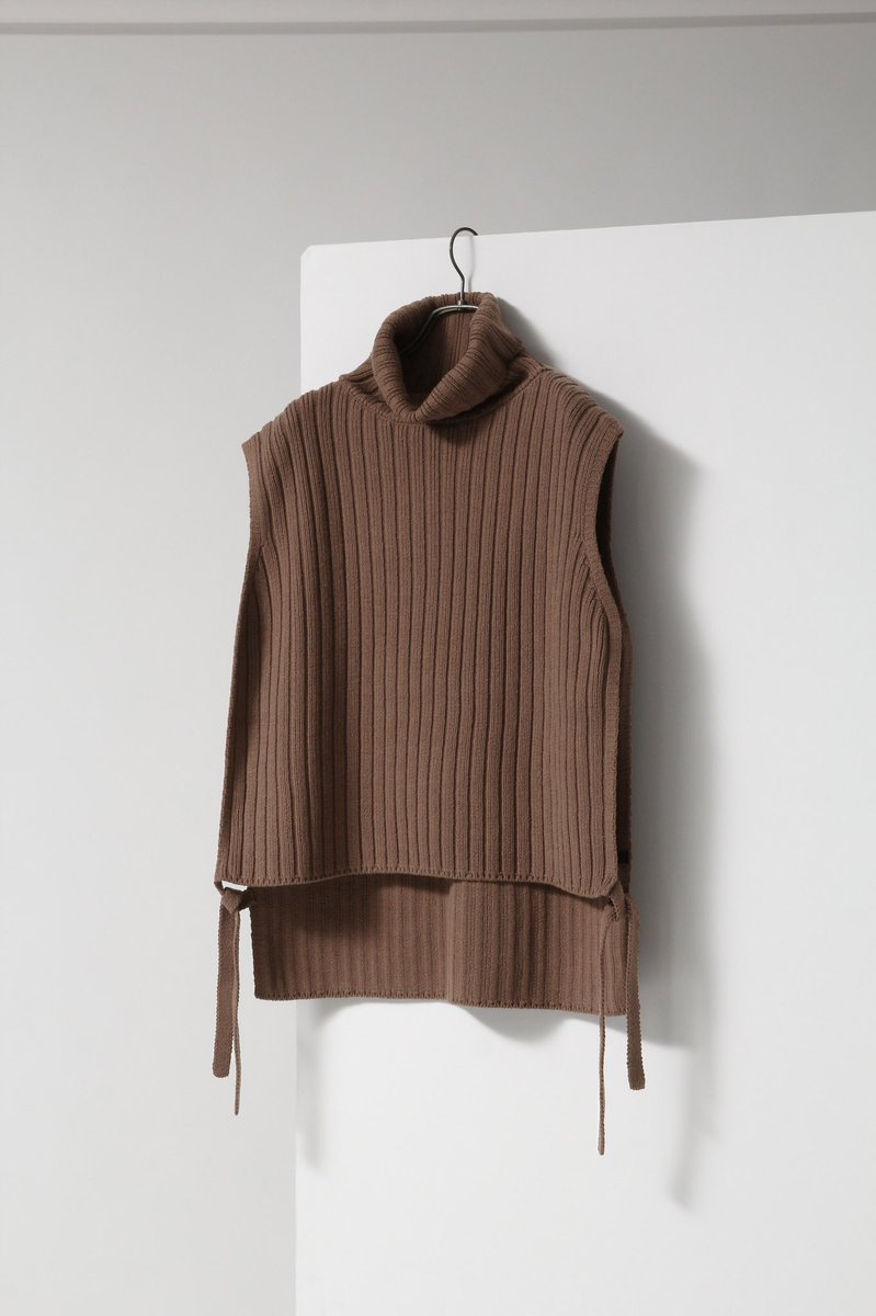 Hare در توییتر New Item デザインタートルニットベスト Color ブラウン ブラック Size Free Price 8 250 被るように着用できるニットベスト 一見通常のタートルネックニットベストですが サイドにスリットを入れ紐で結ぶデザイン T Co