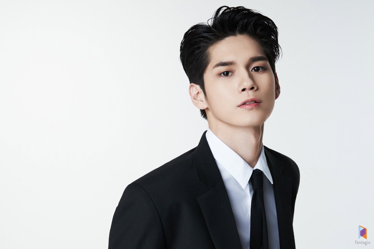 Vickiilee2's tweet photo. 노래 잘하는 옹성우 첫자작곡 디싱 위빌롱 노래와 뮤직비디오 응원합니다. #여섯시_옹성우_위빌롱
#WEBELONG_ONGSEONGWU  뮤비도 나온다니 매일 볼꺼에요ㅠㅠㅠㅠ https://t.co/IwFhs5DK1k