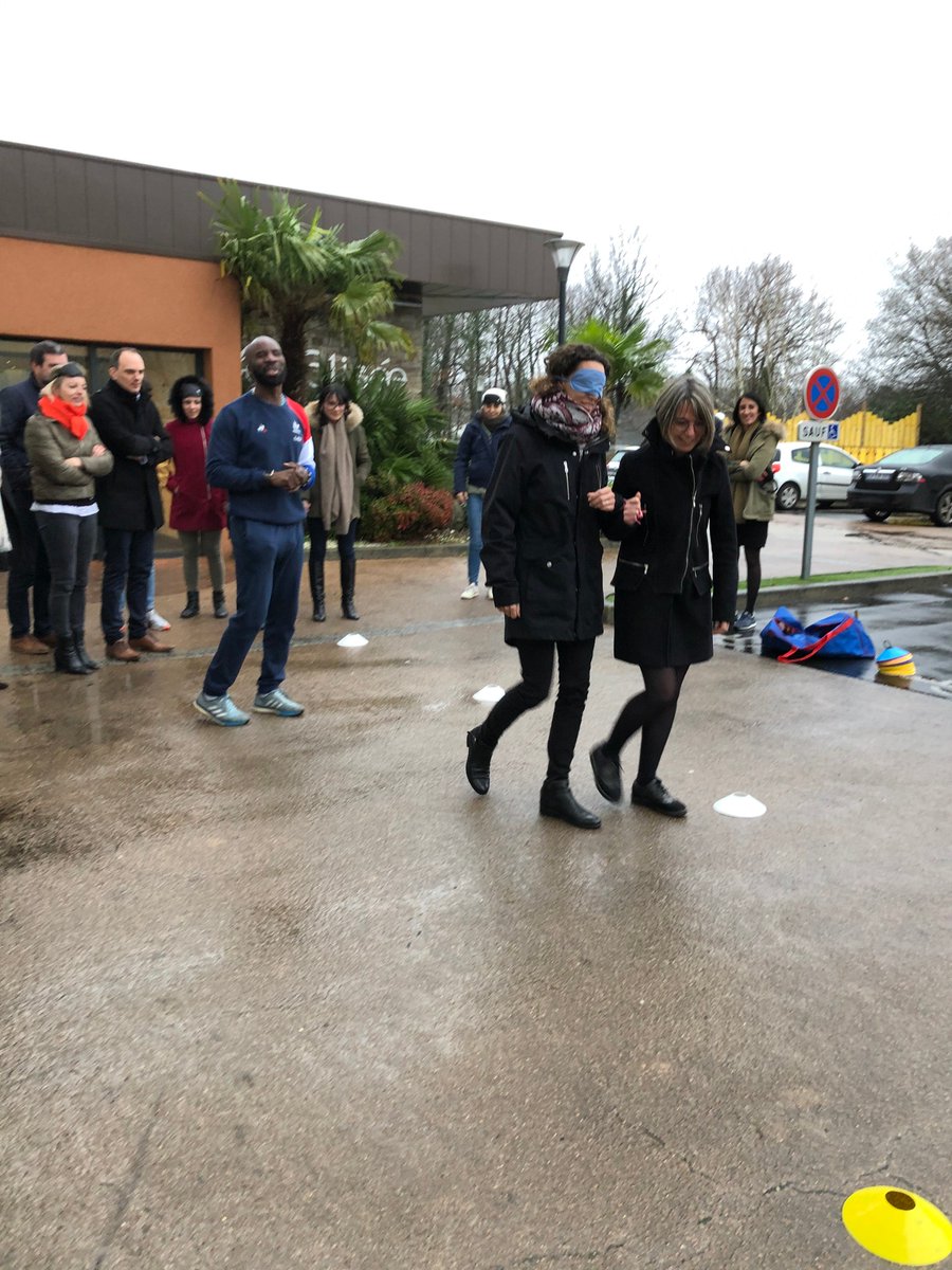 BLAINCONSTRUCTI's tweet photo. Hier se tenait la réunion annuelle du Groupe BLAIN pour faire le bilan de 2019. 
Nous tenions à remercier l'intervention du @G_Careformance et de @tresormakunda, athlète handisport international, sur la #confiance. 👫 https://t.co/8bfsSAq55A