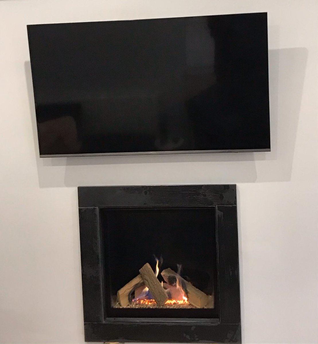 Fireplaces_No1's tweet photo. Two @BFMEurope @GasSafeRegister installations this week so far. @Fireplaces_No1 showroom open now until 5.30pm today, so pay us a visit and see over 200 fires and #fireplaces on live display! #buylocal #merseyside #liverpool #gassafe #livingroom #diy #home https://t.co/U6sMryNMKW