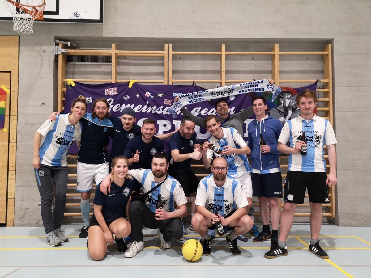 lfgr60's tweet photo. (1/2) Letztes Wochenende haben wir beim 7. #FußballfansgegenHomophobie #Hallenmaster - #Zürich verbracht. Sportlich konnten wir immerhin einen Nichtabstiegsplatz (8. von 12) erreichen. Am Glas ging's dagegen wieder um die #Meisterschaft. 🍻 #LfgR #nosexism @FggH_ch @FFgH2014 https://t.co/L16CberAMG