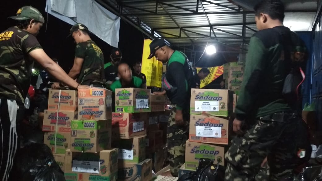 habithebats's tweet photo. Karena kita tak bisa sendiri
Karena mengeluh bukan solusi

GP @ansor_grobogan Jateng berkomitmen turun tangan membantu korban bencana banjir meluapnya Sungai Tuntang. Dari mengavakuasi korban, membuat posko, dapur umum, dan mendistribusikan logistik bagi warga.

Kamis 1/1/20 https://t.co/cnXXQDdvj3