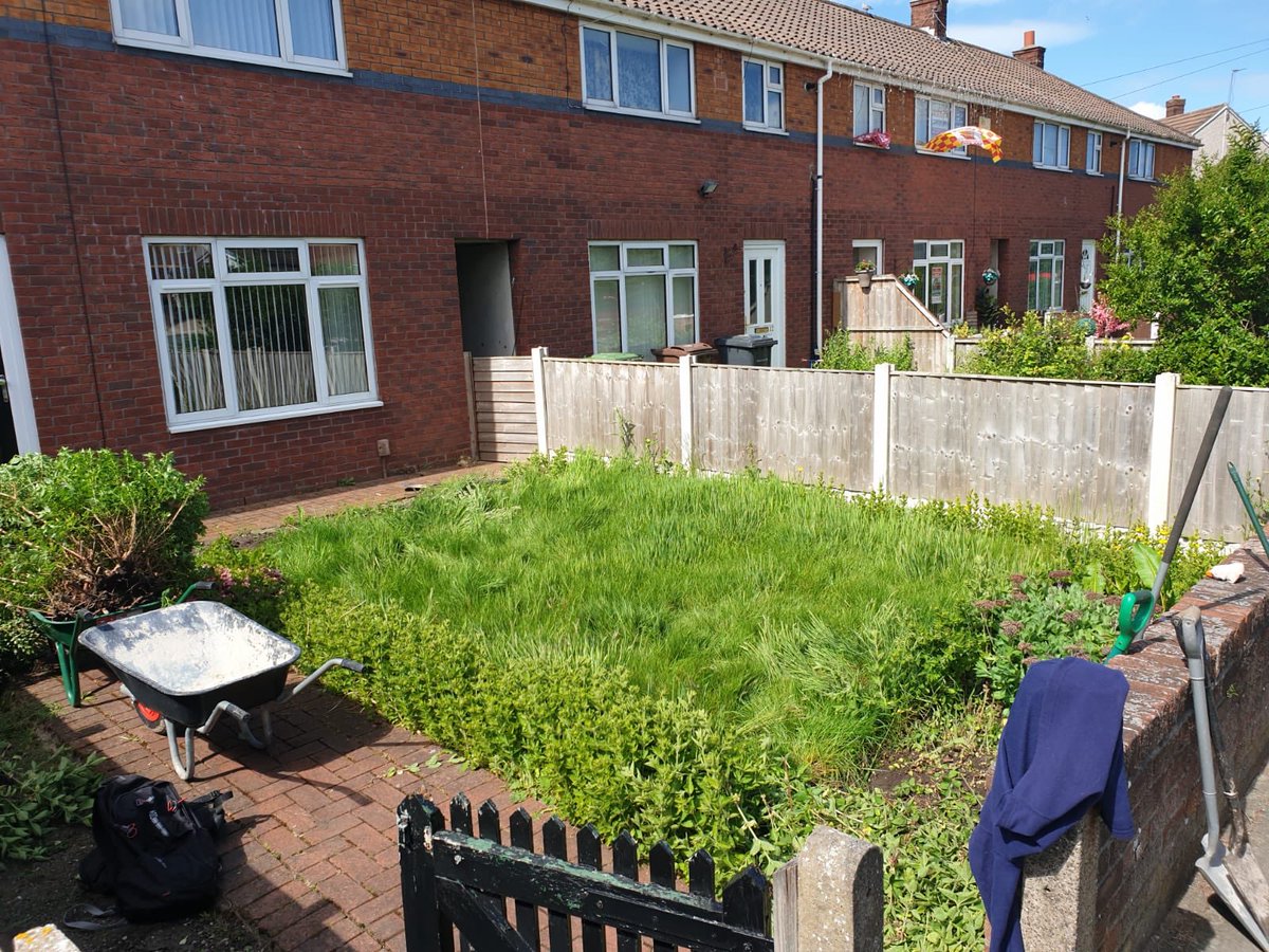 Andy_Fowler's tweet photo. Front garden on Daylacre we done last year. 38mm artificial grass,sleeper border with bark chippings for potted plants,jet-washed the block paving and re-sanded,new gate 😎😁👍 #FowlersGardens https://t.co/hhHh9J1frm