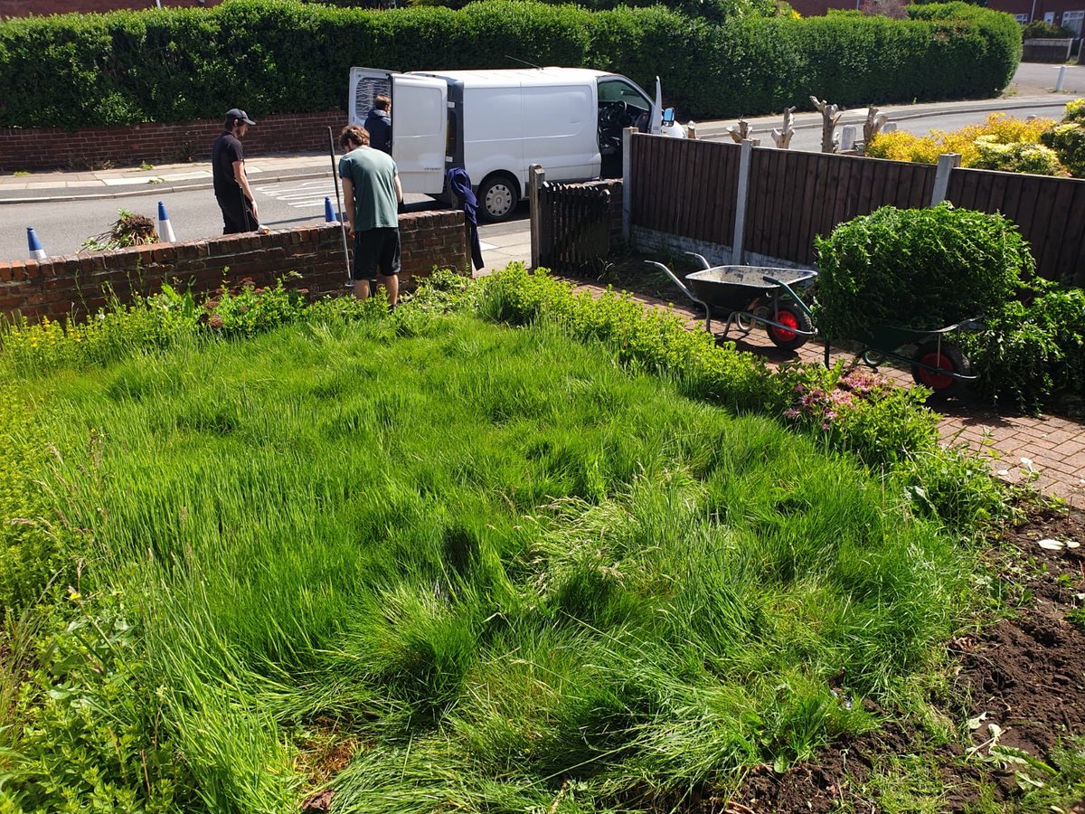 Andy_Fowler's tweet photo. Front garden on Daylacre we done last year. 38mm artificial grass,sleeper border with bark chippings for potted plants,jet-washed the block paving and re-sanded,new gate 😎😁👍 #FowlersGardens https://t.co/hhHh9J1frm