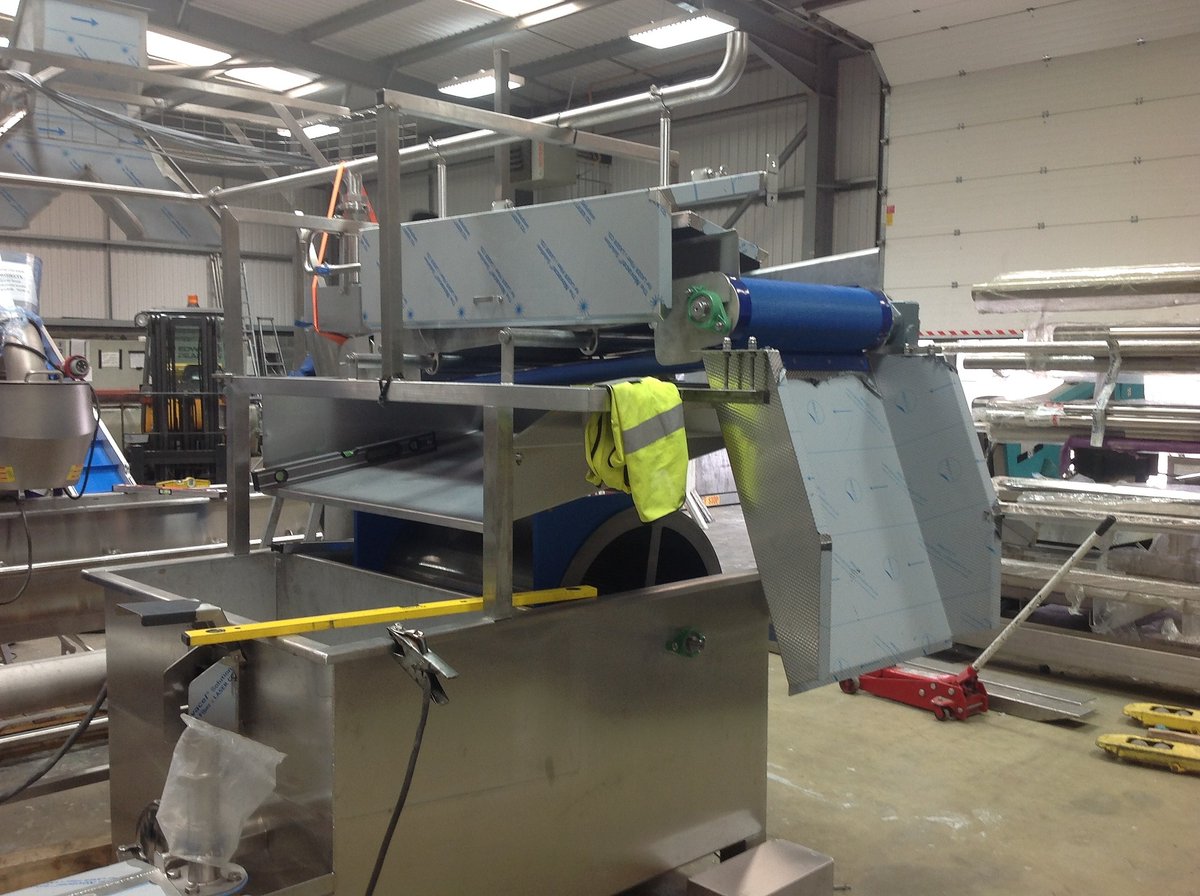 Ambitprojects's tweet photo. (5/5) The dewatering conveyor transfers product into high care via a chute, and on to a conveyor that feeds product into baskets, ready for further processing. ⚙️ #engineering #dewatering https://t.co/Y7XzrhHHmD