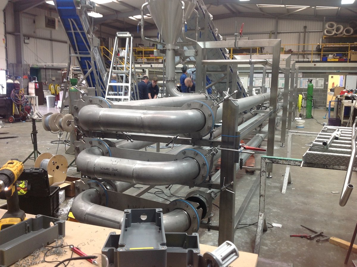 Ambitprojects's tweet photo. (5/5) The dewatering conveyor transfers product into high care via a chute, and on to a conveyor that feeds product into baskets, ready for further processing. ⚙️ #engineering #dewatering https://t.co/Y7XzrhHHmD