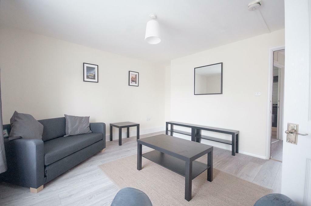 1 bedroom flat located just a 1 minute walk to Harrow-on-the-hill station. This property benefits from a living room, separate kitchen, bathroom &amp; a double bedroom. 

morelanduk.com/index.php?opti…