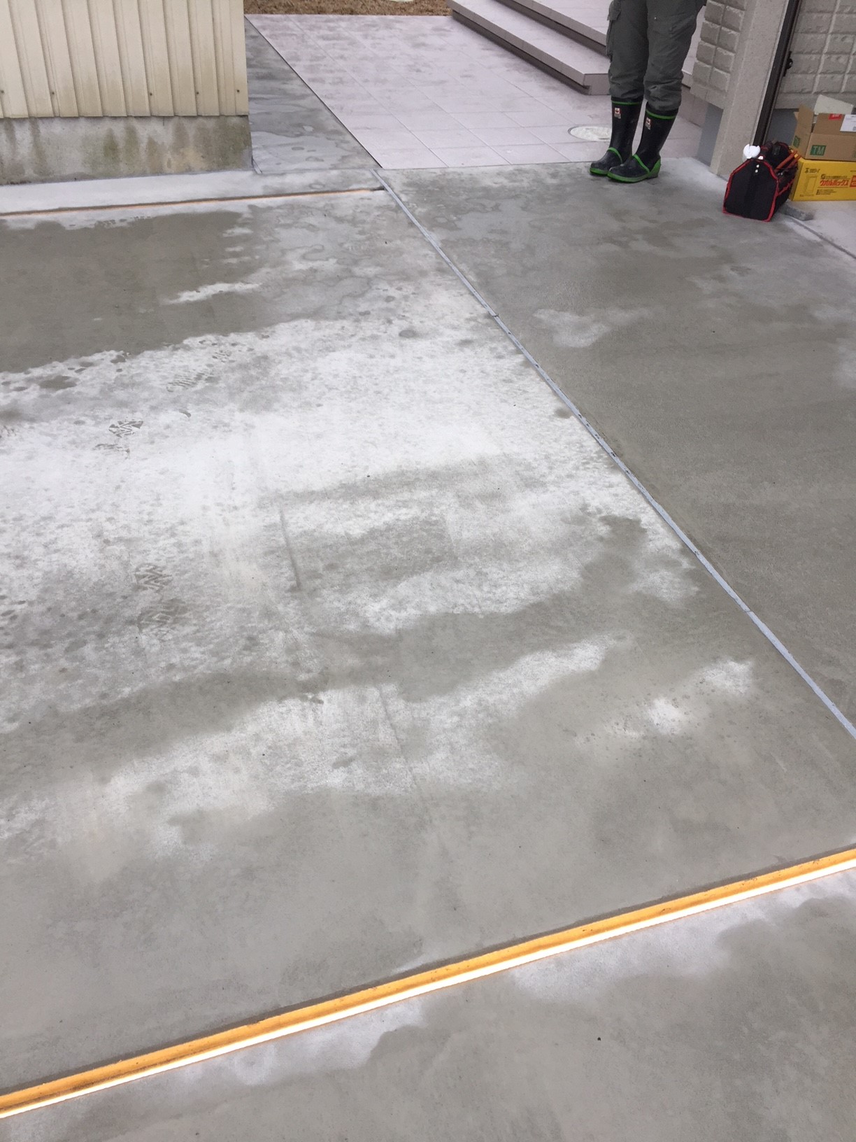 富士メディシィエ 個人住宅の駐車場の床面に水中テープライトを導入した事例です 床面に隙間を作り その間に水中テープライトを設置しています T Co Abkeregvje 間接照明 照明 ライトアップ Led照明 テープライト 駐車場 駐車場照明