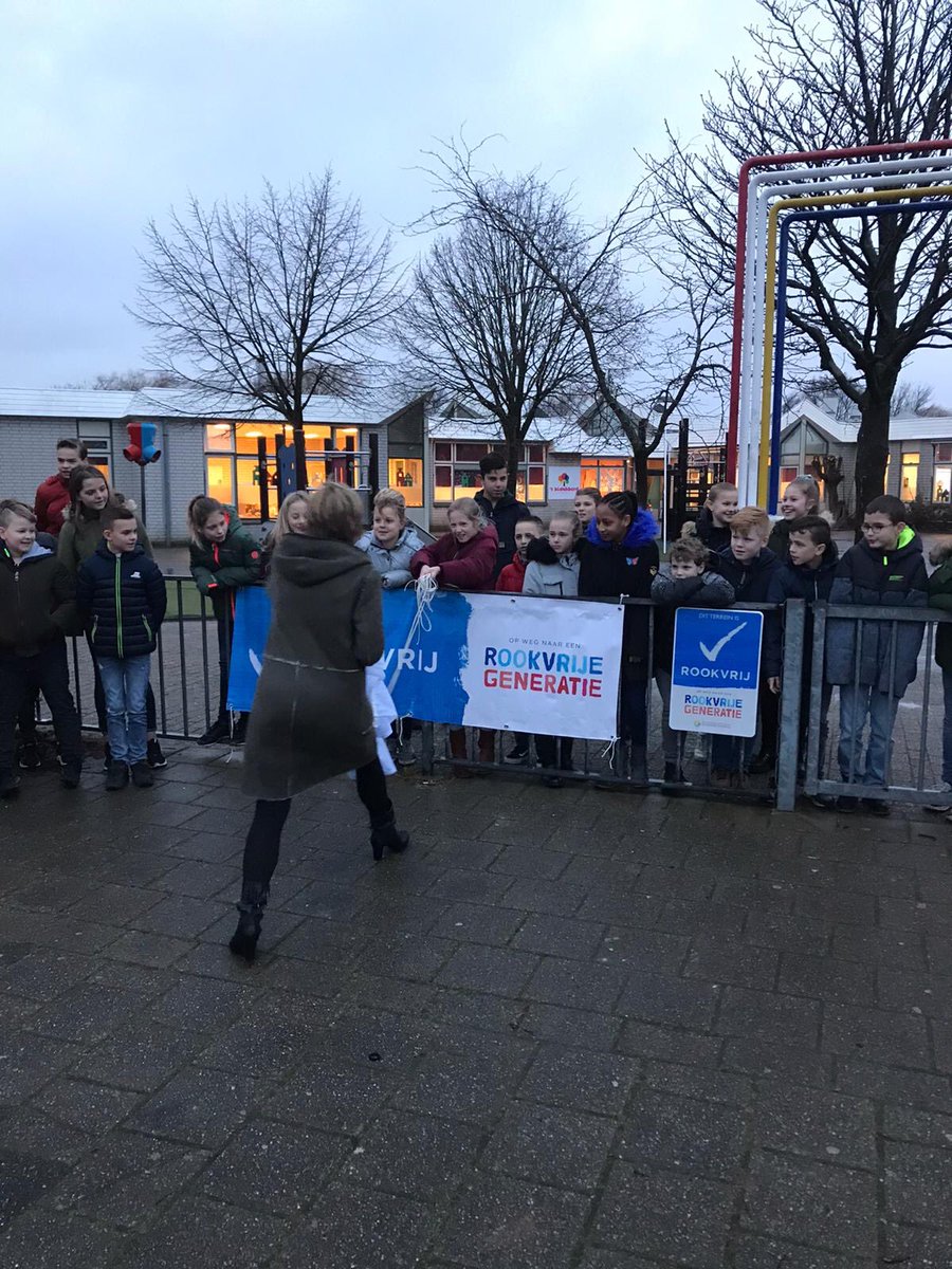 MarleenDamen's tweet photo. Vanaf 1 augustus verplicht, maar 3 basisscholen in de Stevenshof wachten hier niet op en zijn vanaf vandaag rookvrij: ‘t Klankbord, De Zwaluw en ⁦@ObsdeStevenshof⁩. Op naar een #rookvrijegeneratie https://t.co/17fECRADRe