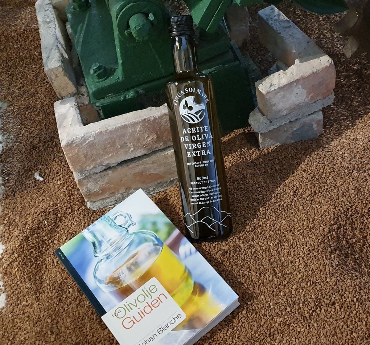 FSolmark's tweet photo. "Pon aceite de oliva virgen extra en cada día de tu vida y en la de los tuyos". A continuación te explicamos los motivos, contrastados por las últimas investigaciones científicas.
👉https://t.co/84qKKmaWlC #fincasolmark #carratraca #malaga #aove #dietamediterranea https://t.co/M96RBVsDjW