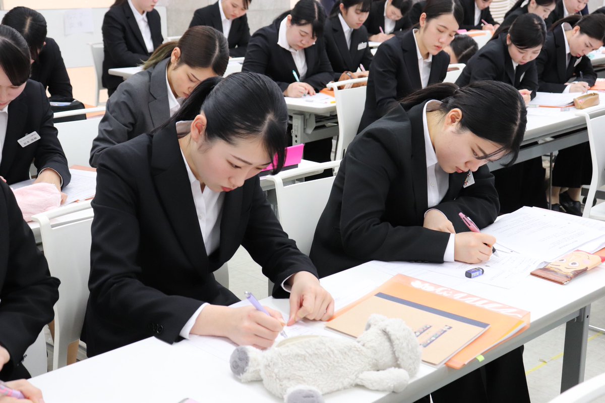 アイエステティック専門学校 公式 明けましておめでとうございます 今日は1年生の就職研修会で 株 Reginaconsortiumの深澤さまにお越し頂き 履歴書や自己prの書き方講座をしていただきました 1年生も本格的な就職活動が始まります アイエステ
