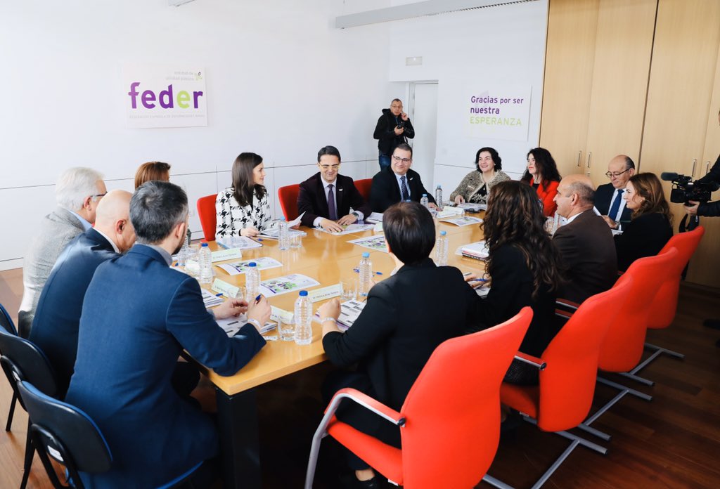 CasaReal's tweet photo. La Reina se reúne con representantes de la Federación Española de Enfermedades Raras (FEDER). https://t.co/66Ou0PAeWV https://t.co/9xcmpQOS8X