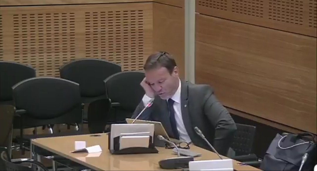cd_land's tweet photo. Un #JeudiPhoto politique, avec cette caps d'1 vidéo de 2020 du candidat dissident #LREM06 qui veut devenir calife à la place du calife mais qui semble tjrs aussi fatigué qd il s'exprime à l'AN 😜 #Municipales #Nice06
Je le vois mal faire un discours debout pdt 45' comme @cestrosi https://t.co/JlSClnGPwL
