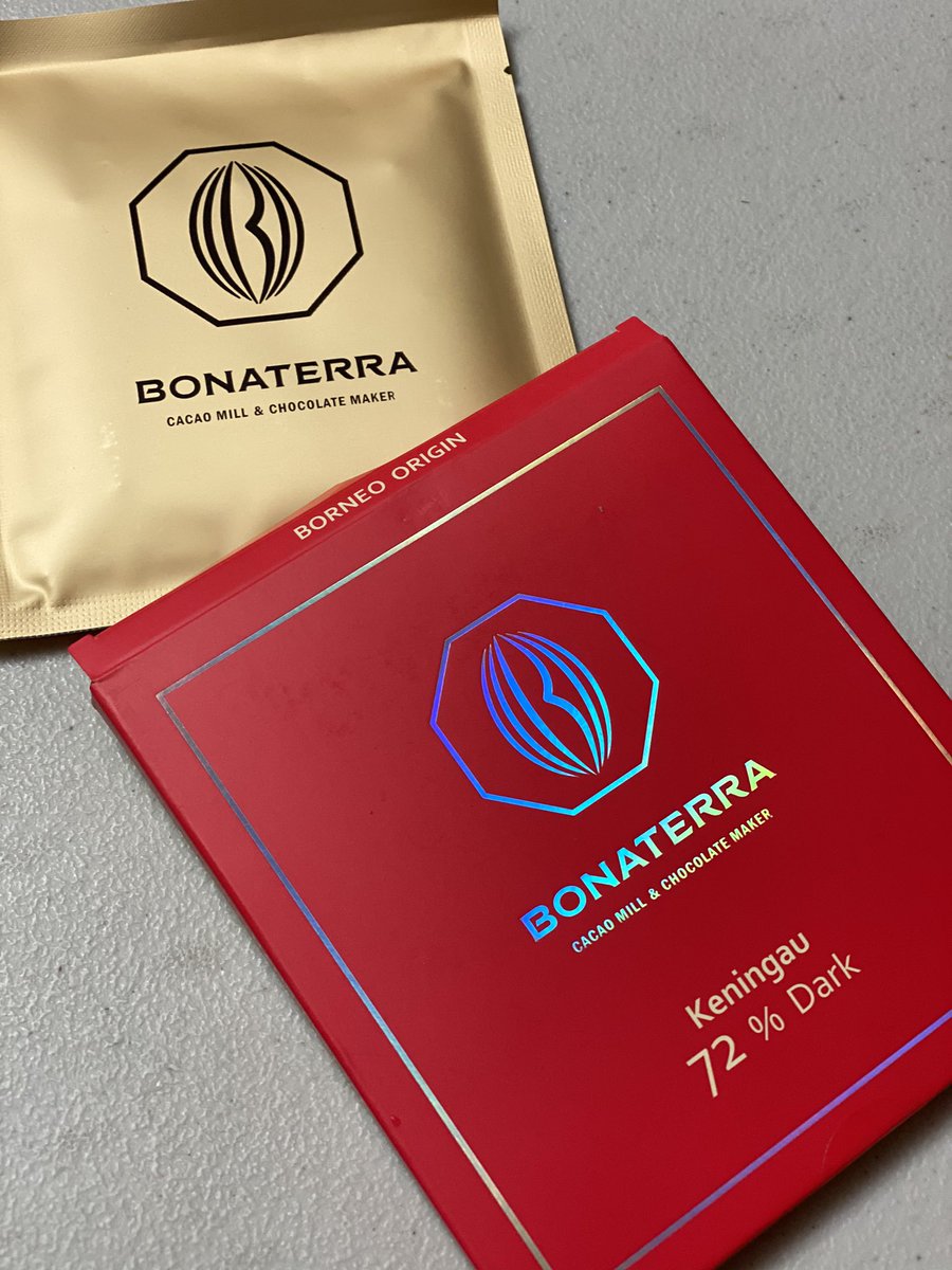 wonderyoungah's tweet photo. 국내 최초 초컬릿 제조장 “BONATERRA(보나테라)”
지인분께서 강원도 고성에 빈투바 초컬릿 제조장과 카페를 오픈하셨다. 
뭐 이렇게 맛있어~👍🏻
국내에서 빈투바 초컬릿이 이렇게까지 발전할 줄이야!
이건 입에 넣으니 혀에 착 붙고, 건포도의 풍미가 감도는게 와인같구나!
그냥 초컬릿 한판은 순삭! https://t.co/Cv1WRcV1AL