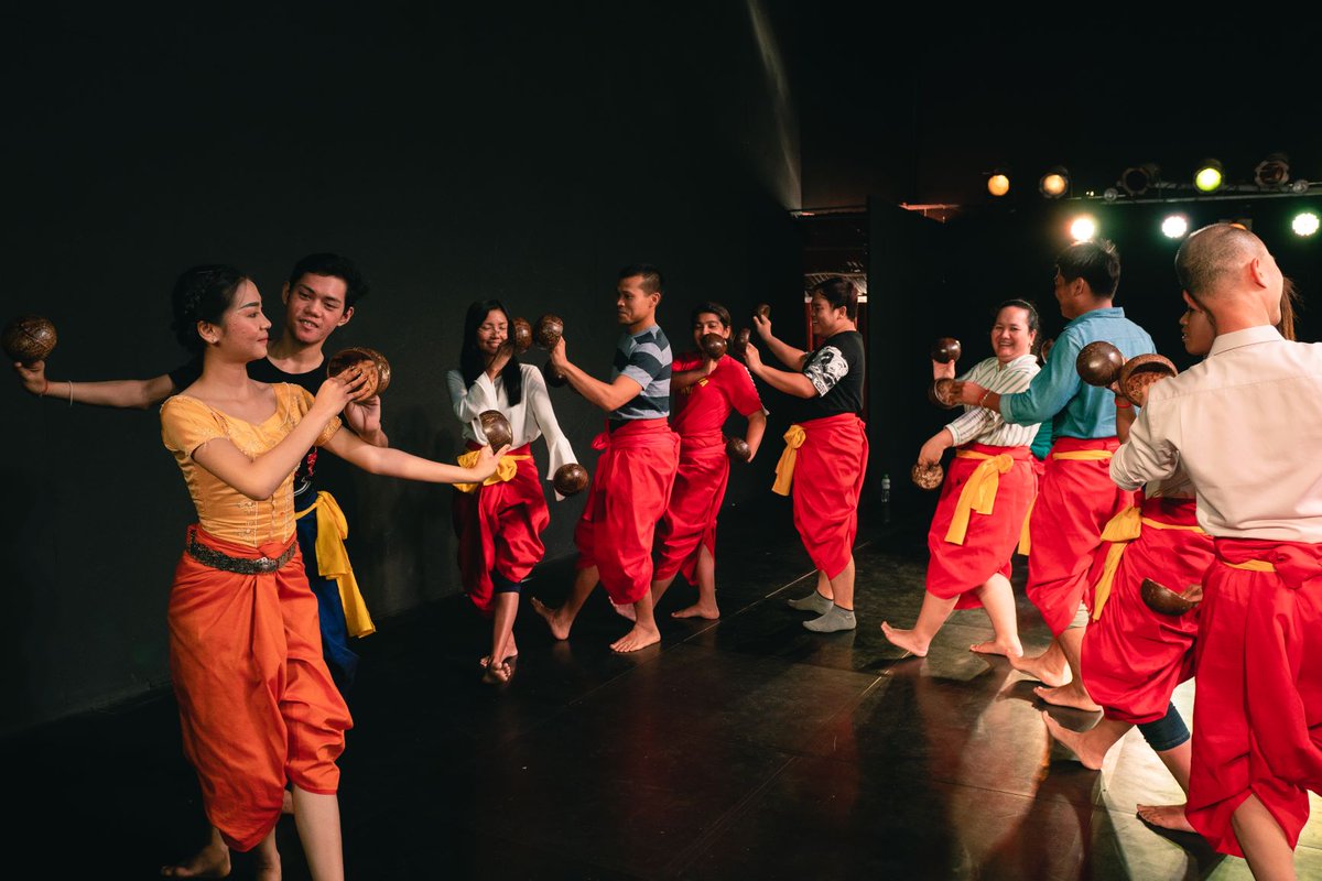 This look so much fun. Do you want to know more about this? How about finding more at the Experience Cambodian Living Arts stage? or you can give a glimpse at experience.cambodianlivingarts.org/dance-workshop/ 
#phnompenhdanceshow #cambodiandance #DanceWorkshop #experiencecambodianlivingarts