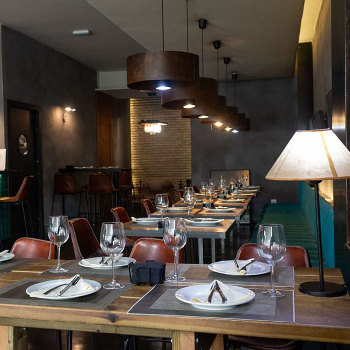 Sin lugar a dudas, existe un espacio en el que todo es perfecto. En el que cada plato sale en su momento, en el que cada sabor se ubica en el lugar ideal ➡ bit.ly/2PDDOg3

Bienvenid@ a casa, bienvenid@ a #Sasha😊 

📷 Emilio Simón by <a href="/elioestudio/">Elio Estudio</a>