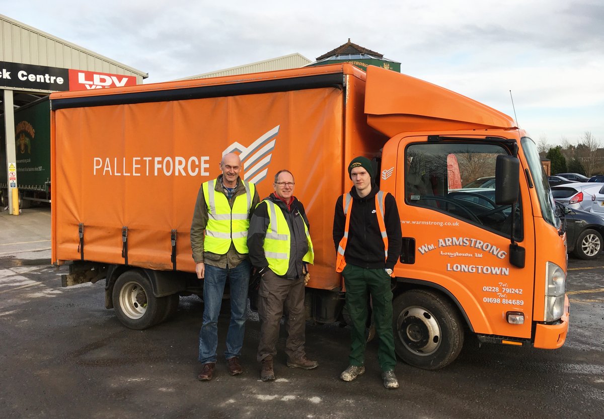 Arriving back at the depot yesterday after the xmas tree collection for @HospiceatHome 😀🌲💪 #GreatCause