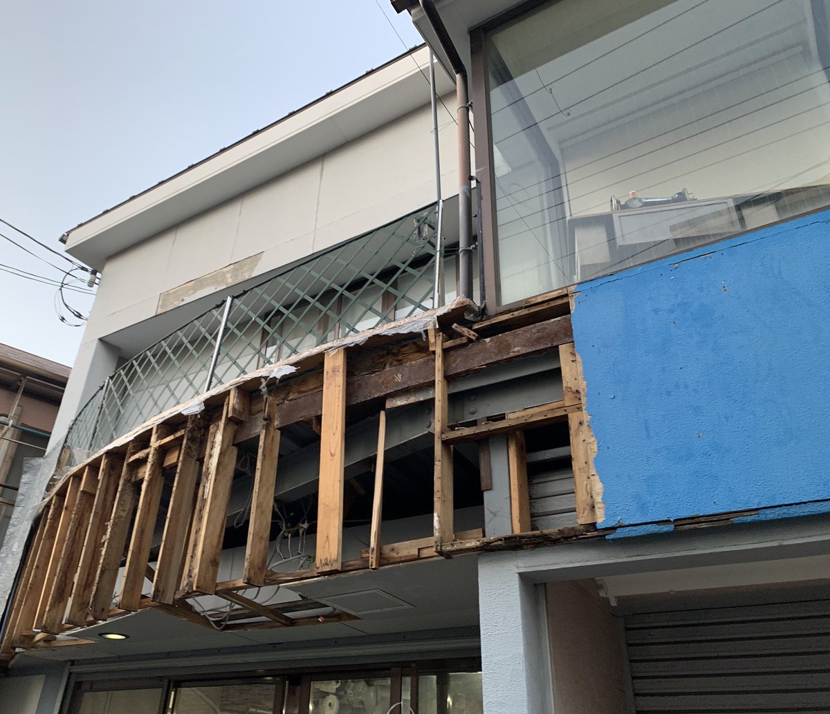 あまの仕立屋 ベランダ部の下を全て撤去して 軒天を外し 骨組みを全て取っ払い 電気工事をして絶縁被覆 そのあとで錆止め塗料を何度も何度も塗装して 最後にまた電気工事を最初より かなり丁寧に綺麗に仕上げました あまの仕立屋 ベランダ部の下を全て撤去して 軒天を外し 骨組みを全て取っ払い 電気工事をして絶縁被覆 そのあとで錆止め塗料を何度も何度も塗装して 最後にまた電気工事を最初より かなり丁寧に綺麗に仕上げました