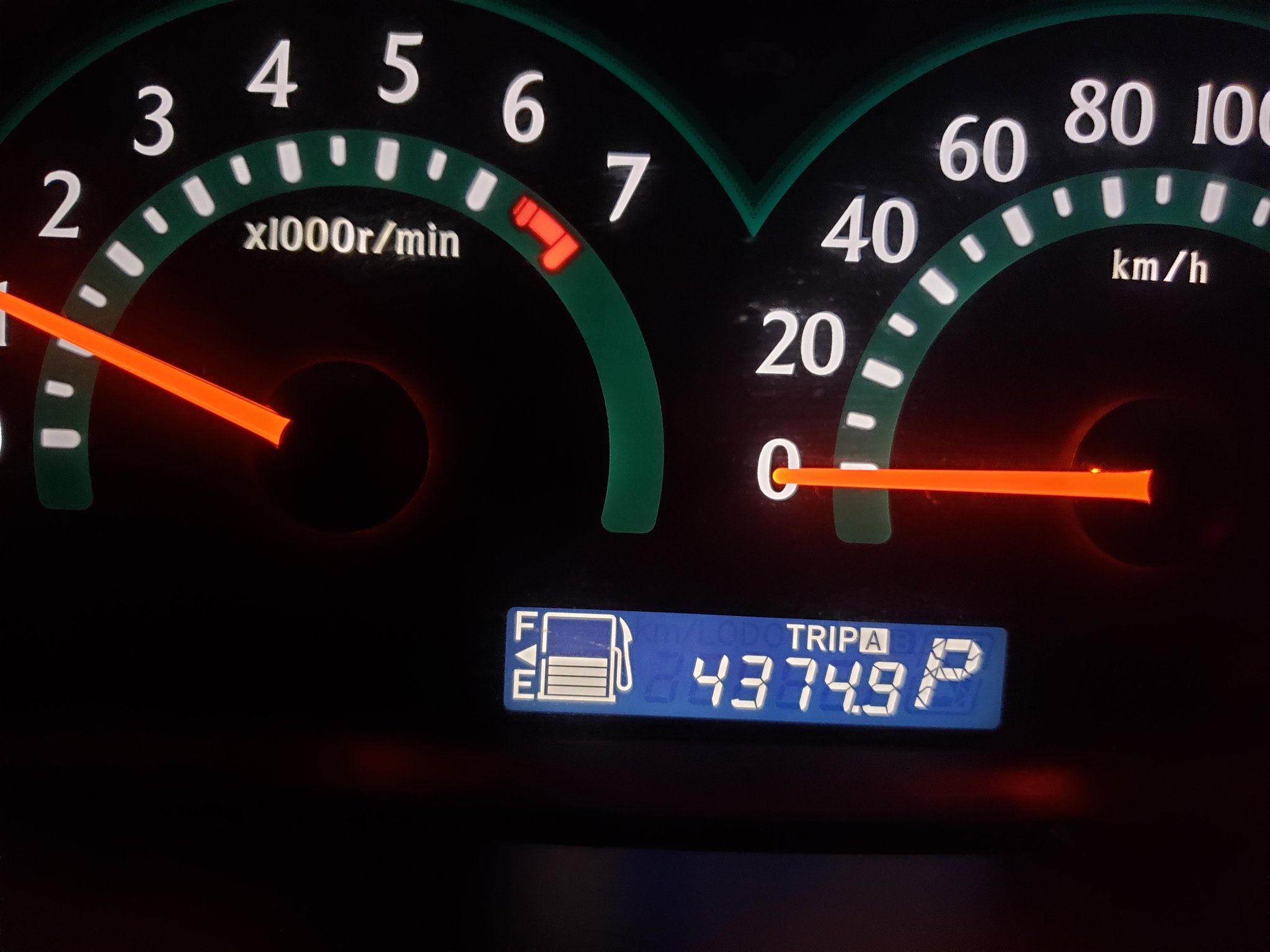 Keroyoso Ae86 車の雑学 皆様ご存知でしょうか ガソリンメーターの所にある三角マークの向きによって 給油口が左右どちらにあるか判断できることを この写真でいうfとeの間にあるマークが左向きなので左側に給油口があります そして どれどれと自分の
