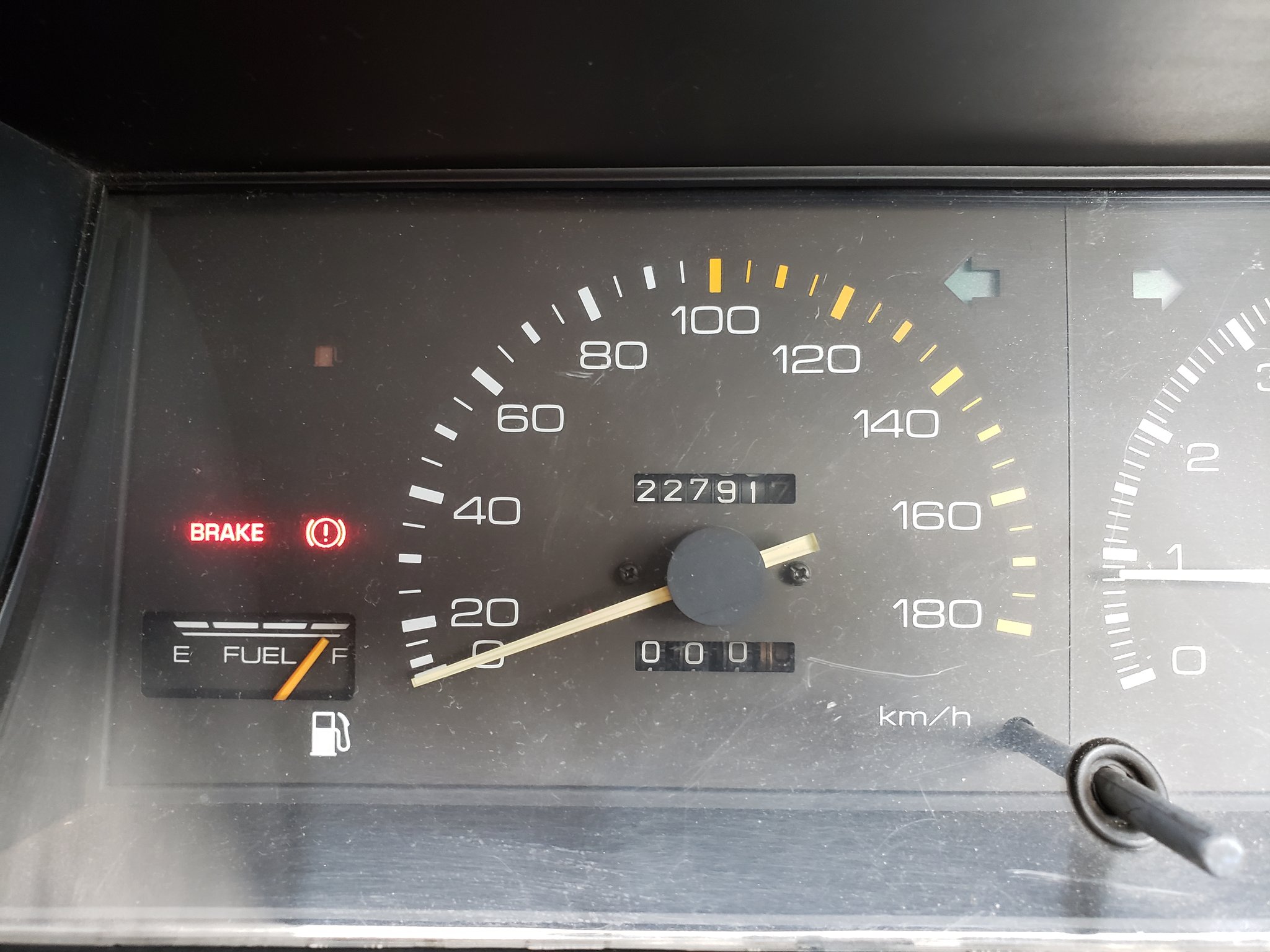 Keroyoso Ae86 車の雑学 皆様ご存知でしょうか ガソリンメーターの所にある三角マークの向きによって 給油口が左右どちらにあるか判断できることを この写真でいうfとeの間にあるマークが左向きなので左側に給油口があります そして どれどれと自分の Keroyoso Ae86 車の雑学 皆様ご存知でしょうか ガソリンメーターの所にある三角マークの向きによって 給油口が左右どちらにあるか判断できることを この写真でいうfとeの間にあるマークが左向きなので左側に給油口があります そして どれどれと自分の