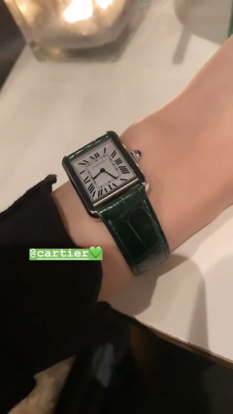 jisoo got a green cartier watch 
