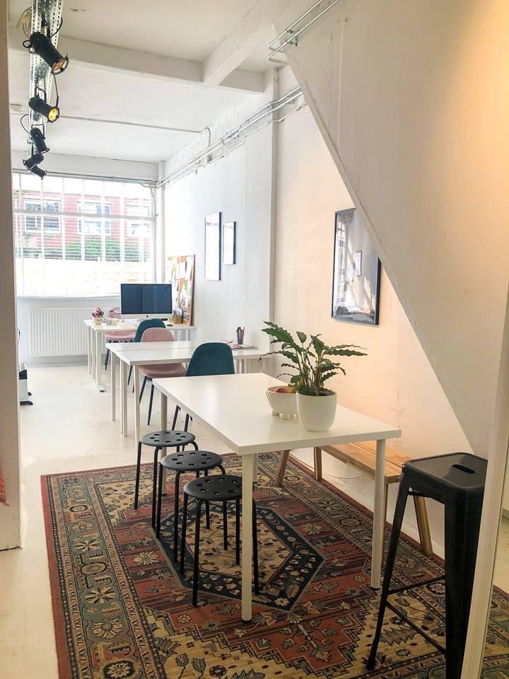 Twitter! Ik kan een heeeeel leuk kantoor in het hart van de Jordaan huren en ben op zoek naar mensen die een bureautje willen. Je krijgt een vaste werkplek voor €290,- p/m alles inclusief. En de tuin van 70m2 (!) krijg je er gratis bij. Wie oh wie!