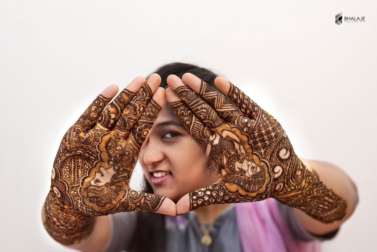 Bhalaje8's tweet photo. The intricately designed image of the bride and the bridegroom in her Mehndi-laden hands was proudly displayed by the bride. The ritual of playing with a ball of flowers lightened the mood of the lovely couple and the guests around.
#Wedding #Photography #Candid #4K #Bhalaje https://t.co/DvU8nZhIM6